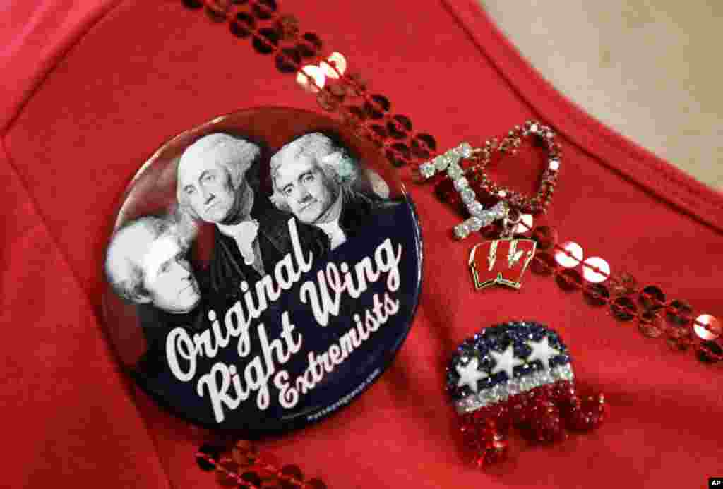 Aksesori di baju Dona Poelman dari Racine, Wisconsin pada konvensi.