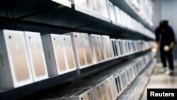 Deretan iPhone 7 di gerai Apple di Beijing, China, 16 September 2016. (Foto: dok). 