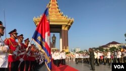 នៅ​ថ្ងៃទី​១៥ ខែ​តុលា ឆ្នាំ​២០១៩ ក្រុម​មន្ត្រី​យោធា​ផ្តល់​ការគោរព​ដល់​អតីត​ព្រះមហាក្សត្រ​ព្រះបាទ នរោត្តម សីហនុ ក្នុង​ខួប​គម្រប់​ប្រាំពីរ​ឆ្នាំ​នៃ​ការ​សោយ​ទិវង្គត​របស់​ព្រះអង្គ ក្នុង​រាជធានី​ភ្នំពេញ។ (ហ៊ុល រស្មី/VOA)