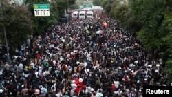 បាតុករ​ប្រឆាំង​នឹង​រដ្ឋាភិបាល​នាំ​គ្នា​ដើរ​តវ៉ា​នៅ​តាម​ដង​ផ្លូវ​ក្នុង​ខួប​ទី ៤៧ នៃការ​តវ៉ា​របស់​និស្សិត ទីក្រុង​បាងកក ប្រទេស​ថៃ ថ្ងៃទី១៤ ខែតុលា ឆ្នាំ២០២០។ 