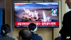 22일 한국 서울역에 설치된 TV에서 북한 단거리 탄도미사일 발사 관련 뉴스가 나오고 있다.