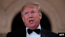 도널드 트럼프 미국 대통령이 31일 개인 별장인 플로리다주 마러라고 리조트에서 북한 문제에 대한 기자들의 질문에 이같이 답하고 있다.