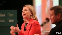 Menlu Hillary Clinton menjawab pertanyaan hadirin pada Dialog Manama, sebuah konferensi tahunan mengenai keamanan global di Bahrain. Di sebelah kanan, duduk John Chipman, Direktur International Institute of Security Studies, panitia penyelenggara Dialog 