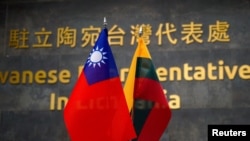 资料照片：位于维尔纽斯的驻立陶宛台湾代表处内摆放的台湾与立陶宛旗帜。（2022年1月20日）