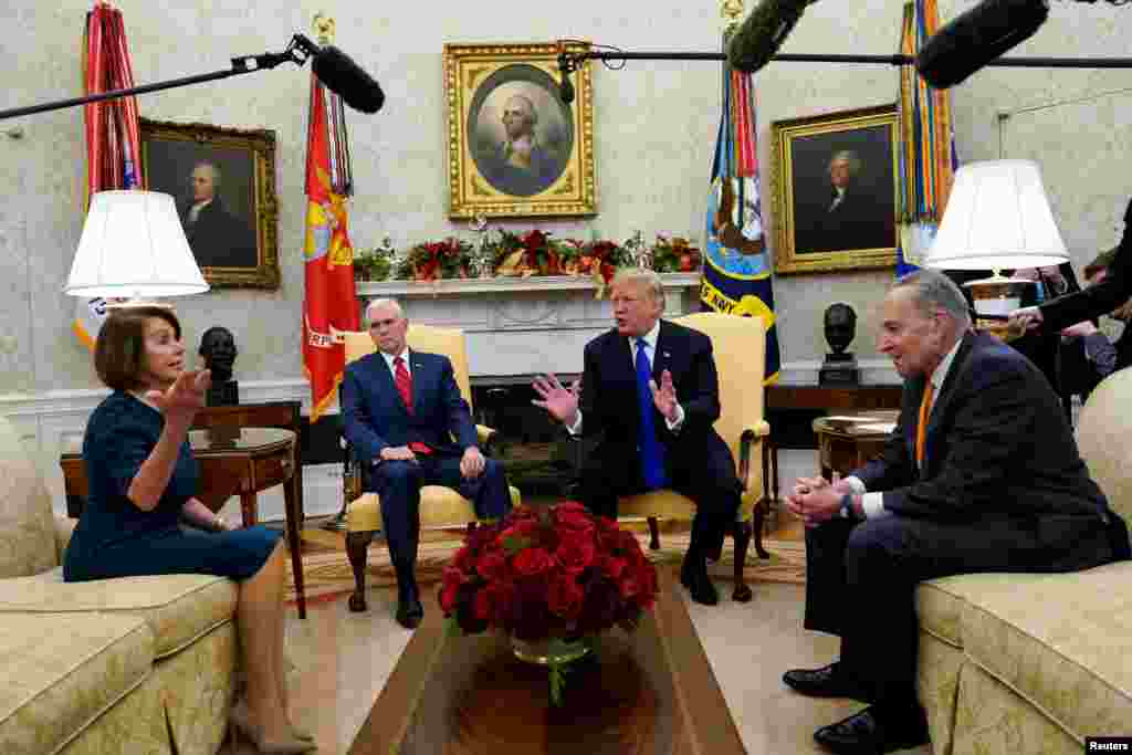 ប្រធានាធិបតី​សហរដ្ឋ​អាមេរិក​ដូណាល់ ត្រាំអង្គុយ​ជិត​អនុប្រធានាធិបតី​ Mike Pence (ឆ្វេង​ទីពីរ​) ជួប​ជាមួយ​នឹង​មេដឹក​នាំសភា​ប្រជាធិបតេយ្យ​លោក​ Chuck Schumer និង​អ្នកស្រី​ Nancy Pelosi នៅ​ក្នុង​សេតវិមាន​ក្នងុ​រដ្ឋ​ធានី​វ៉ាស៊ីនតោន។