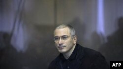 Pegulat puteri Senegal Isabelle Sambou (biru) berlaga dengan pegulat puteri Tunisia Maroi Mezien dalam kelas 48Kg.