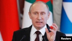 Presiden Rusia Vladimir Putin menegaskan bahwa negaranya tidak akan menyerahkan Edward Snowden dalam konferensi pers di Kremlin (1/7). 