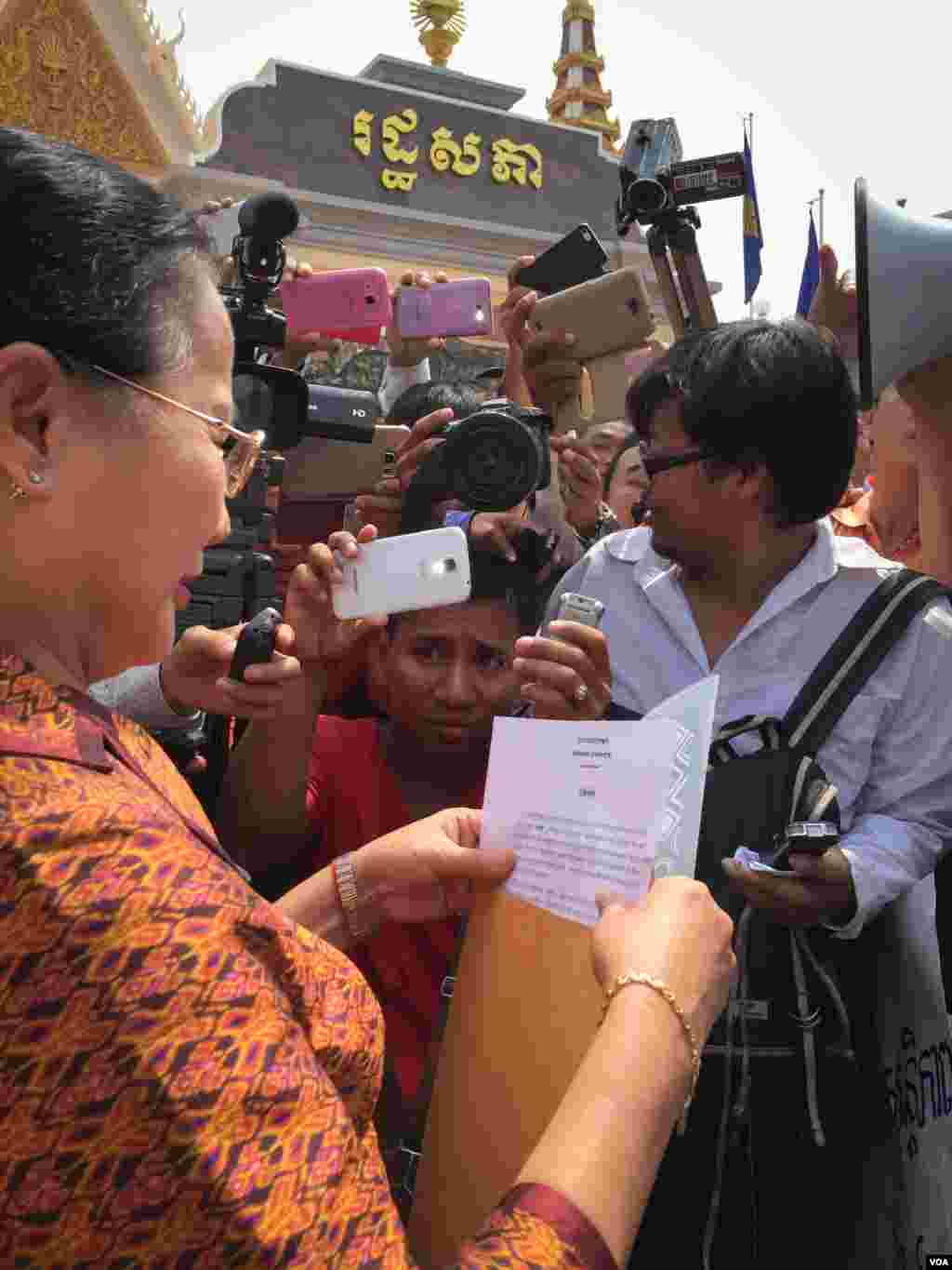 លោក​ស្រី​ ឡោ​ ខេង​ តំណាងរាស្រ្ត​គណបក្ស​ប្រជាជន​និង​ជា​តំណាង​នៃ​រដ្ឋ​សភា​​ជាតិ​ បាន​ចេញ​មក​ទទួល​ញត្តិ​ពី​​បាតុករ​ នៅ​មុខ​រដ្ឋ​សភា​ជាតិ​ នា​ថ្ងៃ​ទី​២៦​ ខែ​តុលា​ ឆ្នាំ​២០១៥។ (នៅ​ វណ្ណារិន/VOA)