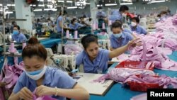 រូបឯកសារ៖ កម្មការិនី​វៀតណាម​កំពុង​ធ្វើ​ការ​នៅ​រោងចក្រ​កាត់ដេរ​មួយ​នៅ​ទីក្រុងហូជីមិញ ប្រទេស​វៀតណាម កា​ល​ពី​ឆ្នាំ ២០១៩។