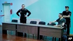 ალექსეი ნავალნი (მარცხნივ) სასამართლო მოსმენის ტელეეკრანზე. მელნიკოვო, რუსეთი. 4 აგვისტო, 2023 წ. 