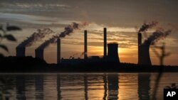 Pembangkit Listrik Tenaga Batu bara Scherer, salah satu penghasil karbon dioksida terbesar di negara itu, Juliette, Juni 2017. 