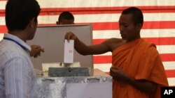 ទិដ្ឋភាព​ក្នុង​ការិយាល័យ​បោះឆ្នោត​មួយ​កាល​ពី​ឆ្នាំ​២០១២។