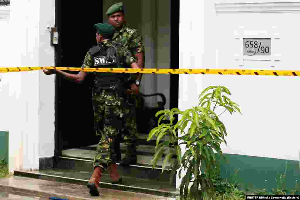 Kikosi maalum kikiingia katika nyumba iliyoko mji wa Colombo kufanya upekuzi mara baada ya mlipuko nchini Sri Lanka.