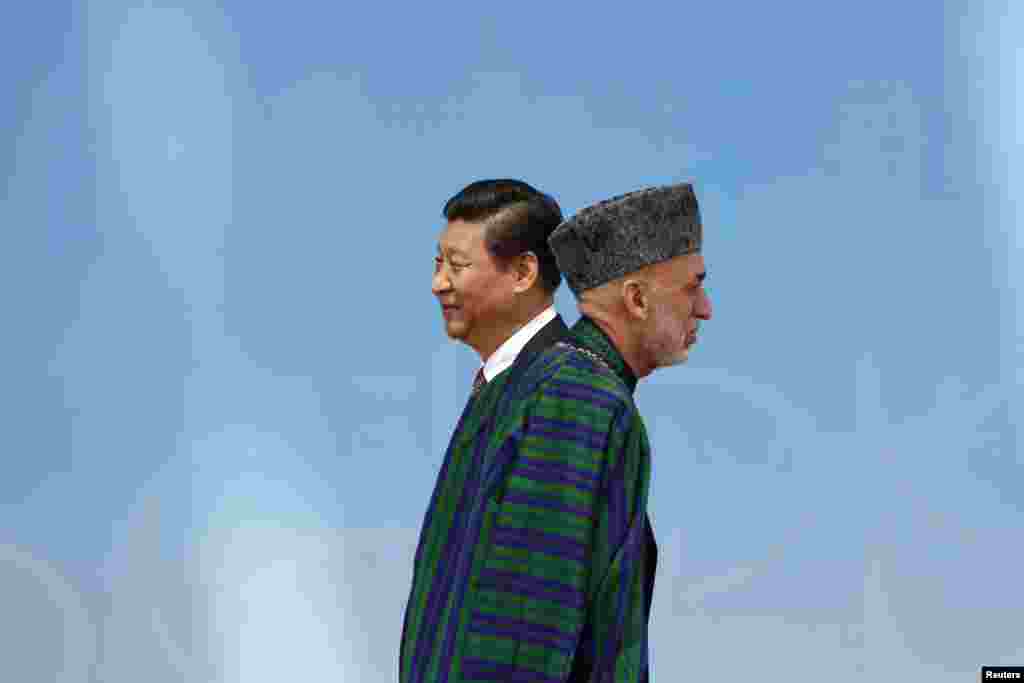 Presiden Afghanistan Hamid Karzai (kanan) usai bersalaman dengan Presiden China Xi Jinping dalam KTT di Shanghai, China.
