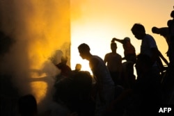 Warga Palestina menggali puing-puing bangunan yang runtuh untuk mencari korban selamat dan korban tewas menyusul pemboman Israel terhadap Khan Yunis di Jalur Gaza selatan pada 4 November 2023. (Foto: AFP)