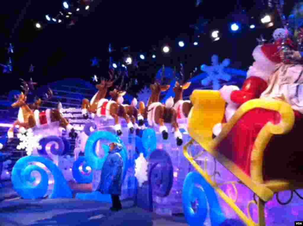 Santa, his sleigh and reindeer made of ice at National Harbor in Maryland. (Carolyn Presutti/VOA)