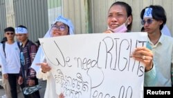 ​ນັກ​ເຄື່ອນ​ໄຫວ​ສິ່ງ​ແວດ​ລ້ອມ ກຳ​ປູ​ເຈຍ ຮ້ອງ​ໄຫ້ຫຼັງ​ຈາກ​ສານ ກຳ​ປູ​ເຈຍ ປະ​ກາດ​ຄຳ​ຕັດ​ສິນ​ຕໍ່​ບັນ​ດາ​ນັກ​ເຄື່ອນ​ຫວ​ຈາກ​ກຸ່ມ​ສິ່ງ​ແວດ​ລ້ອມ ກຳ​ປູ​ເຈຍ Mother Nature, ໃນ​ຂໍ້​ກ່າວ​ຫາ​ວາງ​ແຜນ​ຕໍ່​ຕ້ານ​ລັດ​ຖະ​ບານ ແລະ ດູ​ໝິ່ນ​ກະ​ສັດ, ນະ​ຄອນຫຼວງ ພະ​ນົມ​ເປັນ, ກຳ​ປູ​ເຈຍ, 2 ກໍ​ລະ​ກົດ 2024.