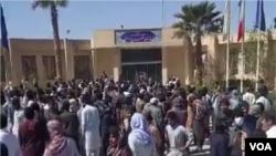 مردم در سراوان بعد از کشتن سوخت‌بران توسط سپاه مقابل فرمانداری سراوان و دیگر شهرها تجمع کردند. 