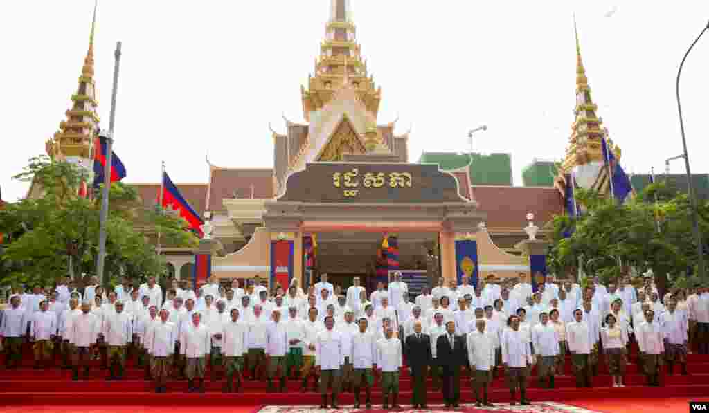 តំណាងរាស្រ្តរបស់គណបក្សប្រជាជនកម្ពុជា ទាំង១២៥រូប ថតរូបអនុស្សាវរីយ៍ជាមួយ ព្រះមហាក្សត្រ ព្រះករុណា ព្រះបាទ នរោត្តម សីហមុនី នៅ ក្នុងសម័យប្រជុំពេញអង្គលើកទី១ នីតិកាលទី៦ នៅព្រឹកថ្ងៃពុធទី០៥ កញ្ញា ឆ្នាំ ២០១៨។ (ទុំ ម្លិះ/VOA)