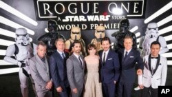 Para aktor pendukung film "Rogue One: A Star Wars Story" berpose bersama pada pemutara perdana di Pantages Theatre, Hollywood, California, 10 Desember lalu (foto: dok).