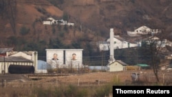 지난 4월 중국 단둥에서 바라본 북한 신의주에 대형 김일성, 김정일 부자 초상화가 세워져있다.