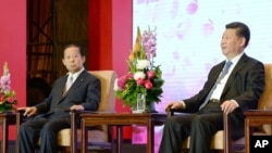 习近平（右）2015年5月 23日在北京出席中日友好交流大会