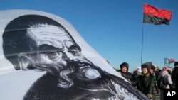 Активісти тримають портрет Івана Мазепи в живому ланцюгу через річку Дніпро, що символізує єдність заходу та сходу України, Київ, 22 січня 2017 р. AP Photo/Efrem Lukatsky