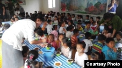 북한 룡천의 한 탁아소에서 프랑스 비정부기구 'TGH(Triangle Generation Humanitarian)'가 지원한 식량을 어린이들에게 제공하고 있다. 사진 제공: Océane MERGAERT / TGH.