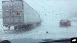 Gambar yang diambil dari kamera di dasbor mobil patroli Polisi Jalan Raya California ini menampilkan bagian Interstate 80 di Donner Summit dekat Truckee, California yang tertutup salju, Kamis, 1 Maret 2018.