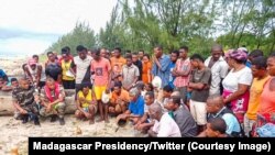 Des enquêteurs échangent avec des habitants sur les rives après un accident de bateau qui a fait des dizaines de morts à Soanierana Ivongo, dans le nord de Madagascar, le 20 décembre 2021. 