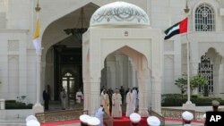 Paus Fransiskus disambut oleh Putra Mahkota Abu Dhabi, dan Wakil Komando Tertinggi Angkatan Bersenjata UEA, Sheikh Mohammed bin Zayed Al Nahyan (kanan) dan Sheikh Mohammed bin Rashid Al Maktoum, di Uni Emirat Arab, 4 Februari 2019.