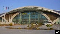 د نیوګوادر انټرنېشنل ایرپورټ په مکمله توګه د چین په مرسته او د ۲۴۰ مېلین ډالرو په لګښت جوړ شوی دی مګر په دې اړه څوک په کره توګه څه نه شي وېلی چې دا هوايي اډه به د کاروبار دپاره کله پرانېستل شي