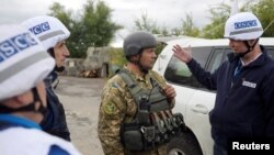 រូបឯកសារ៖ សមាជិក​អង្គការ​សន្តិសុខ​និង​សហប្រតិបត្តិការ​អឺរ៉ុប​ និយាយ​ជាមួយ​ទាហាន​អ៊ុយក្រែន​នៅក្នុង​ក្រុង​ Zolote នៃ​តំបន់​ Luhansk ក្នុង​ប្រទេស​អ៊ុយក្រែន។