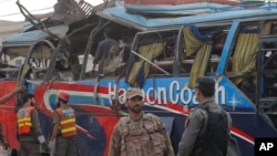 16일 파키스탄 페샤와르에서 버스가 폭탄 공격을 받아, 15명이 숨지고 30여명이 다쳤다.