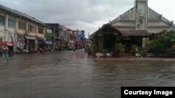 រូបឯកសារ៖ ទឹក​ជំនន់​នៅ​ក្នុង​ទី​រួម​ខេត្ត​​ខេត្ត​កំពត​ ដោយ​សារ​ការបើក​ទ្វារ​ទំនប់​អគ្គីសនី​កំចាយ​ ក្រោយ​ពេល​ភ្លៀង​ធ្លាក់​ខ្លាំង​ ហើយ​បាន​ធ្វើ​ឲ្យ​អាង​ស្តុក​ទឹក​ពេញ​ កាល​ពី​ថ្ងៃ​ទី​១៦ ខែ​កញ្ញា​ ឆ្នាំ​២០១៥។ (រូប​ថត​ដែល​ផ្តល់​ដោយ​ប្រជាជន​នៅ​ក្នុង​ខេត្ត​កំពត)
