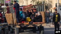 2023年12月3日，逃离加沙中部和南部的流离失所的巴勒斯坦人抵达加沙地带南部拉法以西的新塔尔苏丹营地，当时以色列和激进组织哈马斯之间的战斗仍在继续。 （法新社图片）