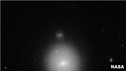 រូបភាព​ចេញ​ពី​​ឧបករណ៍​កែវ​ពង្រីក​មើល​គន្លង​តារា Hubble កំណត់​ទីតាំង​នៃ​​រន្ធ​ខ្មៅ​ដែល​មាន​ទំហំ​មធ្យម កាលពី​ថ្ងៃទី៣១ ខែមីនា ឆ្នាំ២០២០។