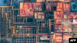 រូបឯកសារ៖ រូបថតពីលើអាកាសនេះថតនៅថ្ងៃទី២៦ ខែតុលា ឆ្នាំ២០២៣ បង្ហាញកម្មករនៅការដ្ឋានសំណង់មួយនៅក្រុង Huaian ក្នុងខេត្ត Jiangsu ភាគខាងកើតប្រទេសចិន។ អាជ្ញាធរខេត្ត Jiangsu កំពុងលើកទឹកចិត្តកម្មករនៅសហគ្រាសរដ្ឋឱ្យឈប់សម្រាកដោយគ្មានប្រាក់ឈ្នួល ដើម្បីចាប់ផ្តើមអាជីវកម្មផ្ទាល់ខ្លួន។