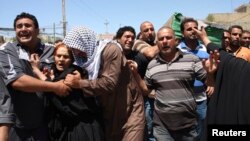 Xavija shahridagi olishuvda o'lganlar dafn etilmoqda. 25-aprel, 2013-yil.