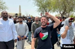 Para pelayat meneriakkan slogan-slogan setelah salat Jumat dan salat jenazah untuk pemimpin Hamas yang terbunuh, Ismail Haniyeh, pada hari pemakaman Haniyeh, di Masjid Imam Muhammad ibn Abd al-Wahhab, di Doha, Qatar, 2 Agustus 2024. (Arafat Barbakh/REUTERS)