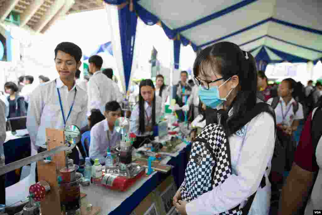 យុវសិស្ស​វិទ្យាល័យ​ចូល​មើល​ស្តង់​វិទ្យាសាស្ត្រ​នៅ​ក្នុង​មហោស្រពជាតិ​ស្តី​ពីវិទ្យាសាស្រ្ត​ និង​​វិស្វកម្ម​លើកទី​៥​ឆ្នាំ​២០១៩​ កាលពី​ថ្ងៃទី​២១ ខែកុម្ភៈ ឆ្នាំ២០១៩​ នៅពហុ​កីឡាដ្ឋាន​អូឡាំពិក​ រាជធានីភ្នំពេញ ប្រទេស​កម្ពុជា។ (ទុំ ម្លិះ/VOA)