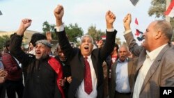 Demonstran meneriakkan slogan menentang pemerintah Turki saat demo menuntut penarikan pasukan Turki dari Irak utara, di Basra, Irak, 18 Desember 2015.