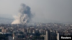 레바논 베이루트 남부 교외 지역에서 이스라엘의 공습 직후 연기가 피어오르고 있다.