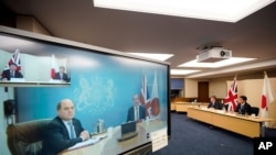 3일 영국과 일본의 외무·국방장관 회담이 화상으로 열렸다. 왼쪽부터 화면의 영국 벤 윌리엄스 영국 국방장관과 도미니크 랍 외무장관, 도쿄에서 회담에 참석한 일본 기시 노부오 방위상과 모테기 도시미쓰 외무상.