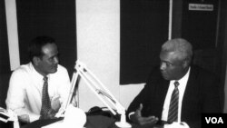 លោកសំ បូរិន ជាមួយ​នឹង​អតីតឯកអគ្គរាជទូតសហរដ្ឋ​អាមេរិក​នៅភ្នំពេញ លោកឆាល រ៉េយ (Charles A. Ray)