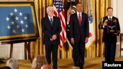 Presiden Barack Obama saat menyerahkan penghargaan anumerta kepada Ray Kapaun (kiri), kemenakan dari Pendeta Emil Kapaun hari Kamis (11/4). 