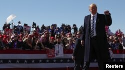 도널드 트럼프 미국 대통령이 20일 미국 네바다주 엘코에서 열린 유세에서 연설한 뒤 지지자들에게 손을 흔들고 있다.