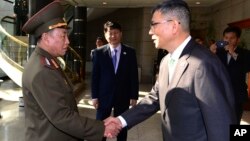 15일 판문점에서 열린 남북 정상급 군사회담에 앞서 한국측 대표인 류제승 국방부 국방정책실장(오른쪽)과 북측 대표인 김영철 국방위원회 정찰총국장이 악수하고 있다.