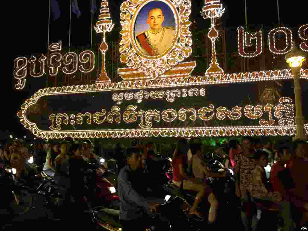 អ្នក​ទស្សនា​ជិះ​តាម​ផ្លូវ​ព្រះ​ស៊ីសុវត្ថិ​ដោយ​សារ​គ្មាន​របាំង​បាំង​ផ្លូវ​នៅ​ឆ្នាំ​នេះ ក្នុង​អំឡុង​ថ្ងៃ​ចុង​ក្រោយ​​​នៃ​ពិធី​បុណ្យអំុទូក​ កាល​ពី​ថ្ងៃ​ទី​២៦ ខែ​វិច្ឆិកា ឆ្នាំ​២០១៥។ (ផន បុប្ផា/VOA)