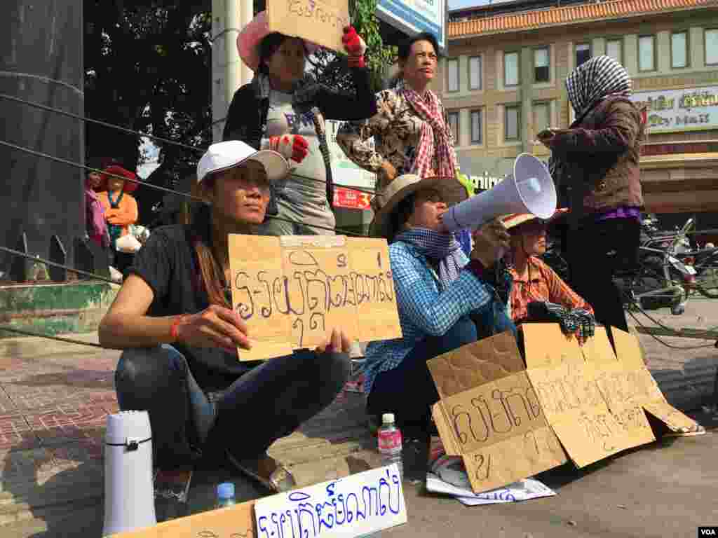 កុ្រមសកម្មជនដីធ្លីតវ៉ាប្រឆាំងនឹងការសួរយកចម្លើយពីមន្ត្រីសិទ្ធិមនុស្សសមាគមសិទ្ធិមនុស្សអាដហុក និងមន្ត្រីគណកម្មាធិការជាតិរៀបចំការបោះឆ្នោត ដែលធ្វើឡើងដោយតុលាការដំបូងក្រុងភ្នំពេញ កាលពីថ្ងៃអាទិត្យ ទី០១ ខែឧសភា ឆ្នាំ២០១៦។ (Hul Reaksmey/VOA)